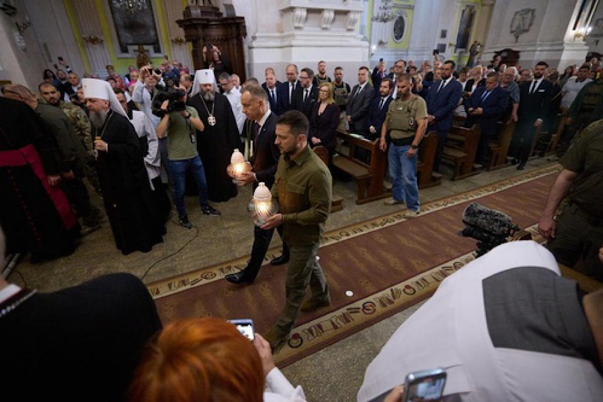 Zelensky, Polish President attend church service in Ukraine