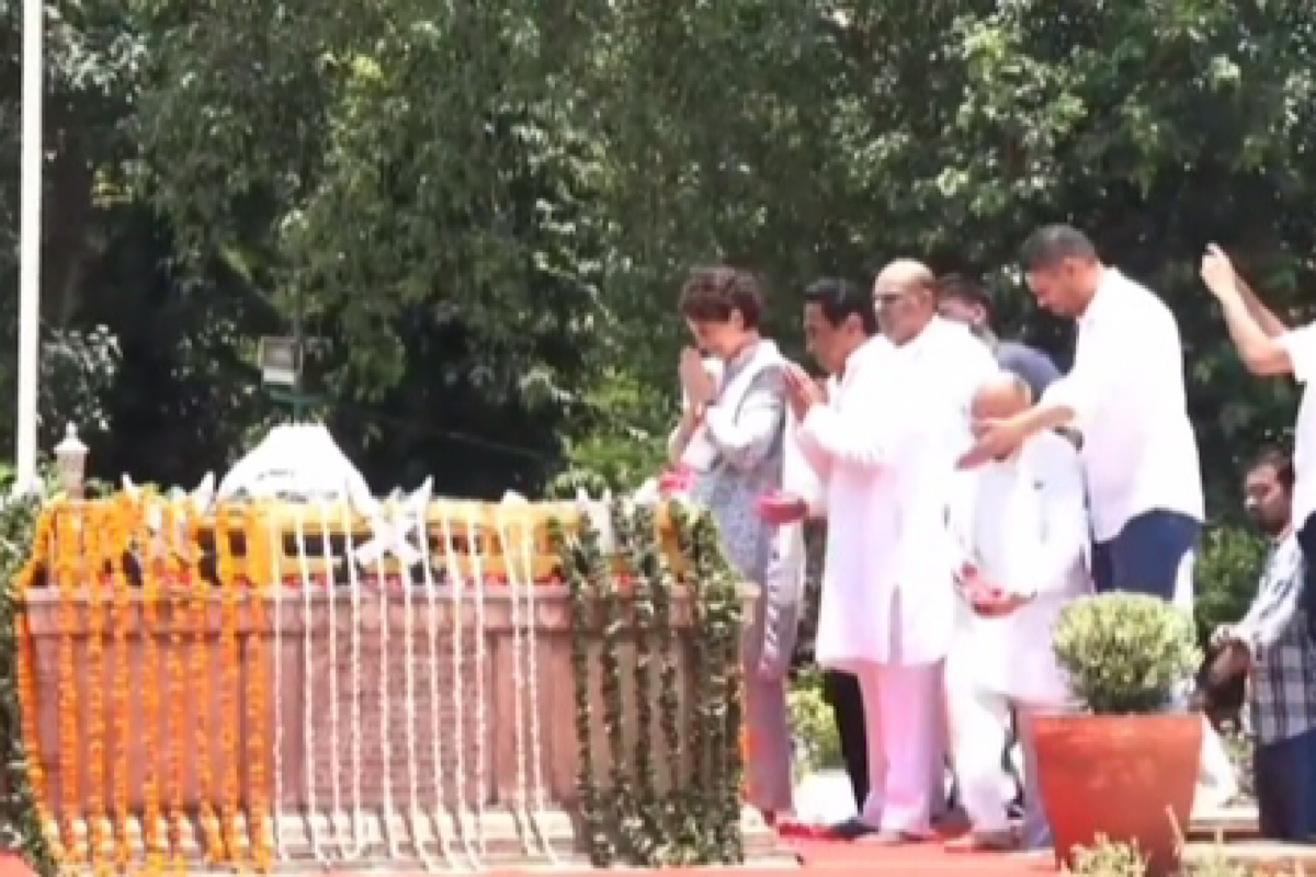 Gwalior: Priyanka Gandhi pays floral tribute to Rani Laxmibai