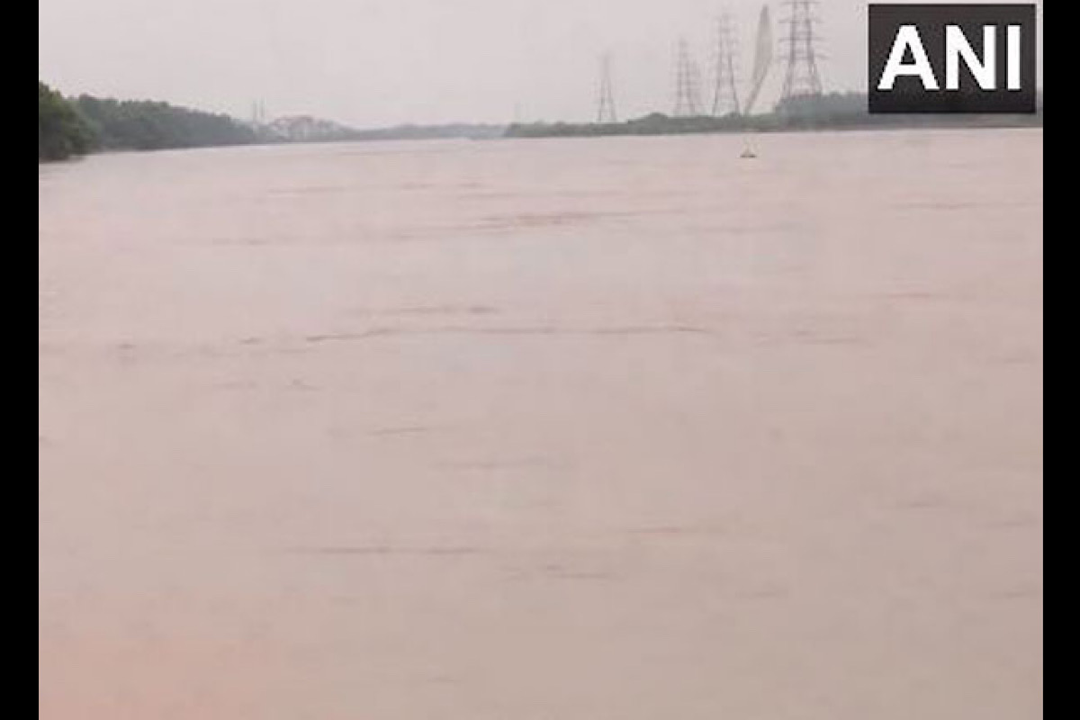 Delhi: Yamuna flowing above danger mark at 206.44 metres, railways suspends train movements on iconic Old Loha Pul