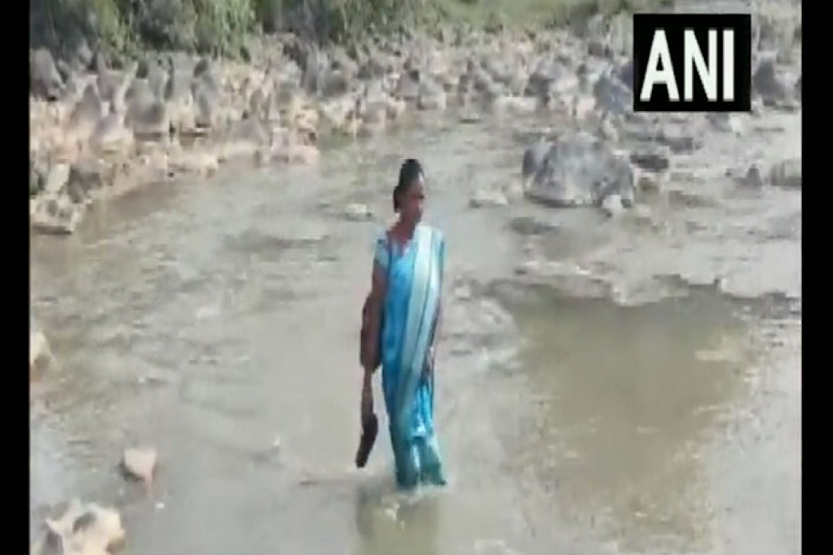 Chhattisgarh: Dedicated towards students, teacher crosses river everyday to reach school