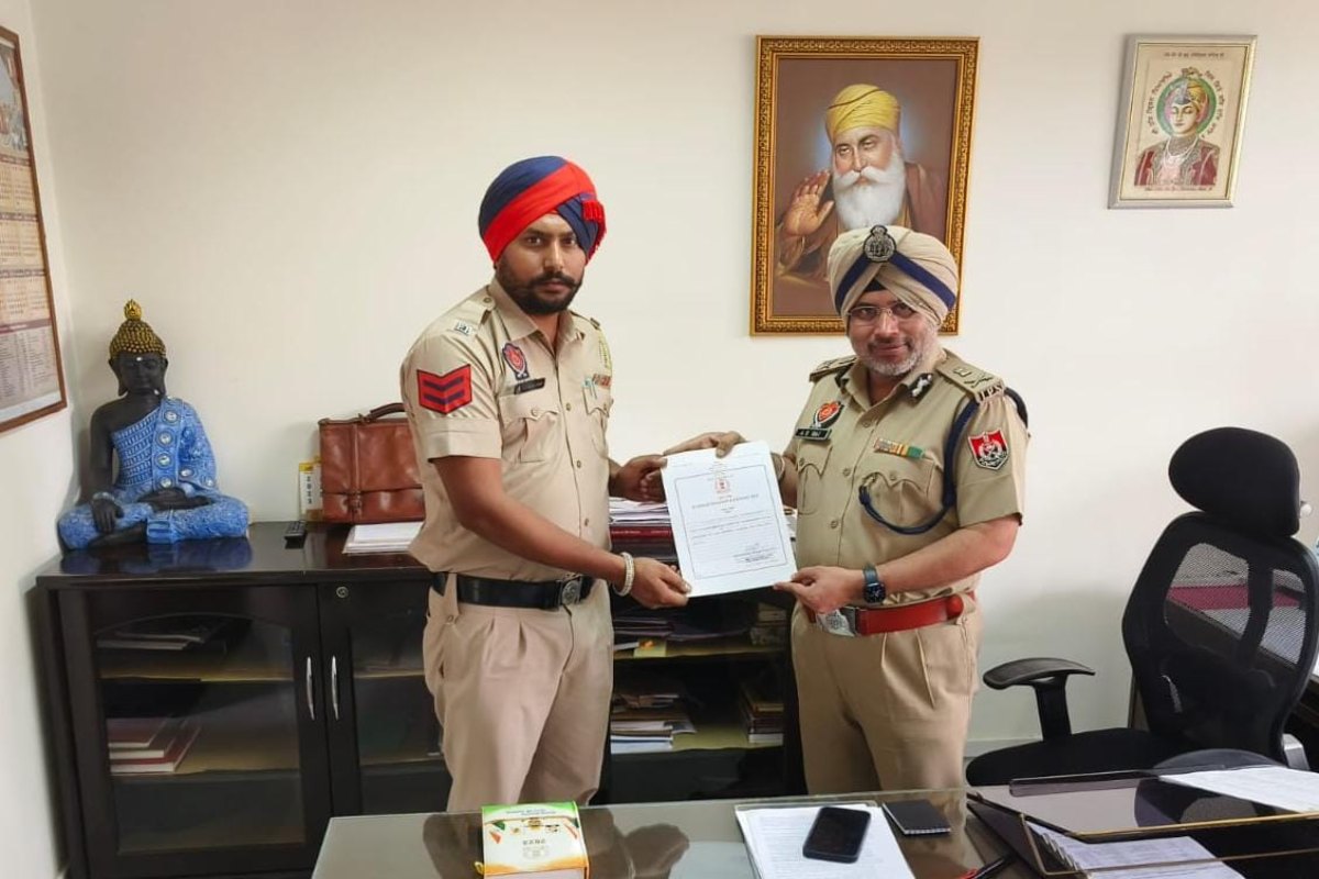 Punjab: Head Constable honoured for rescuing a street dog