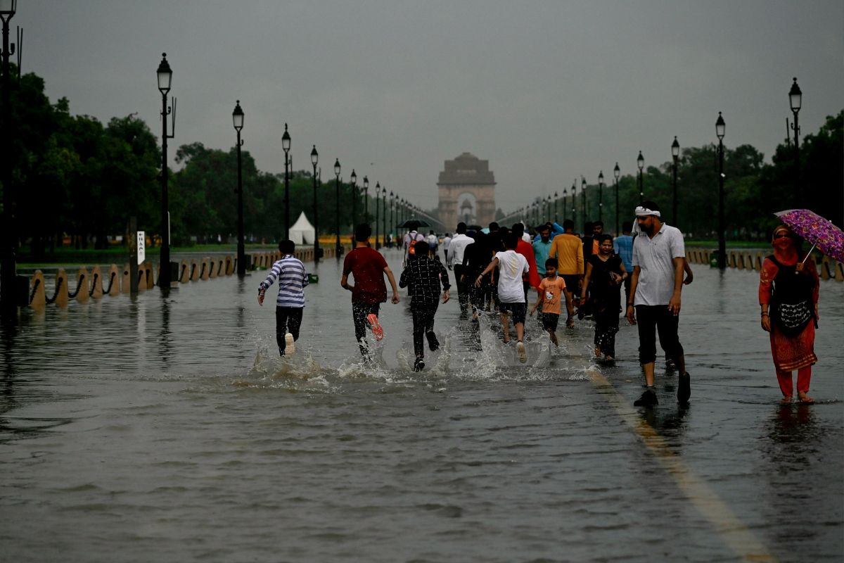 Delhi records min temp of 26.6 degrees, moderate rain expected