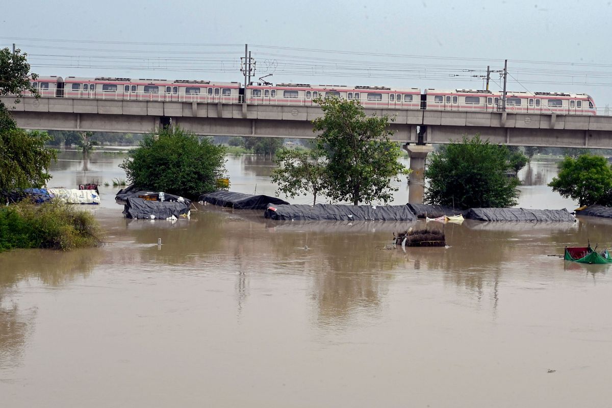 Delhi: Yamuna still flowing above danger mark, water level at 206.01 meters