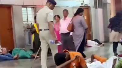 Police officer pours water on sleeping individuals at Pune railway station in this viral video