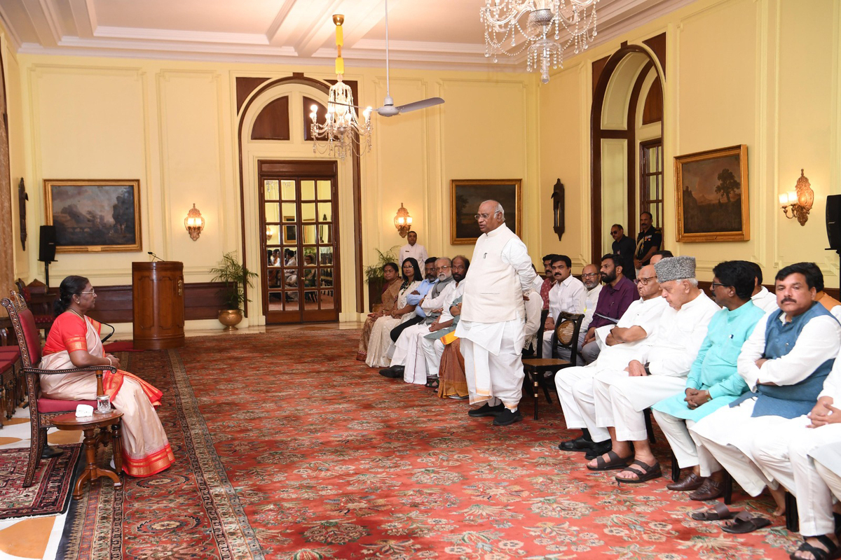 “Both Union and state govts must fulfil their duties…”: Oppn delegation briefs President Murmu on Manipur situation