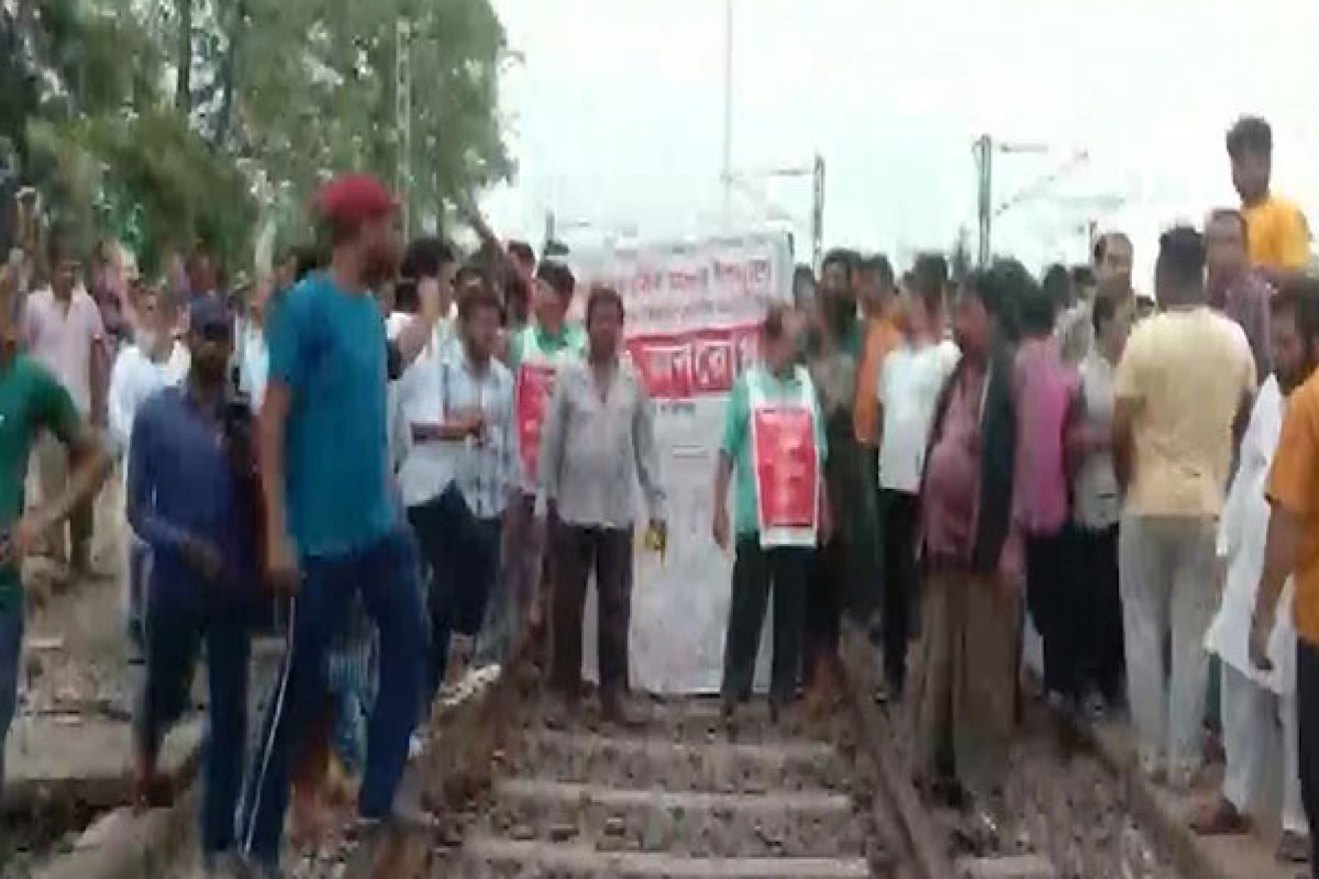 West Bengal: Protestors block Birbhum’s Murarai railway station