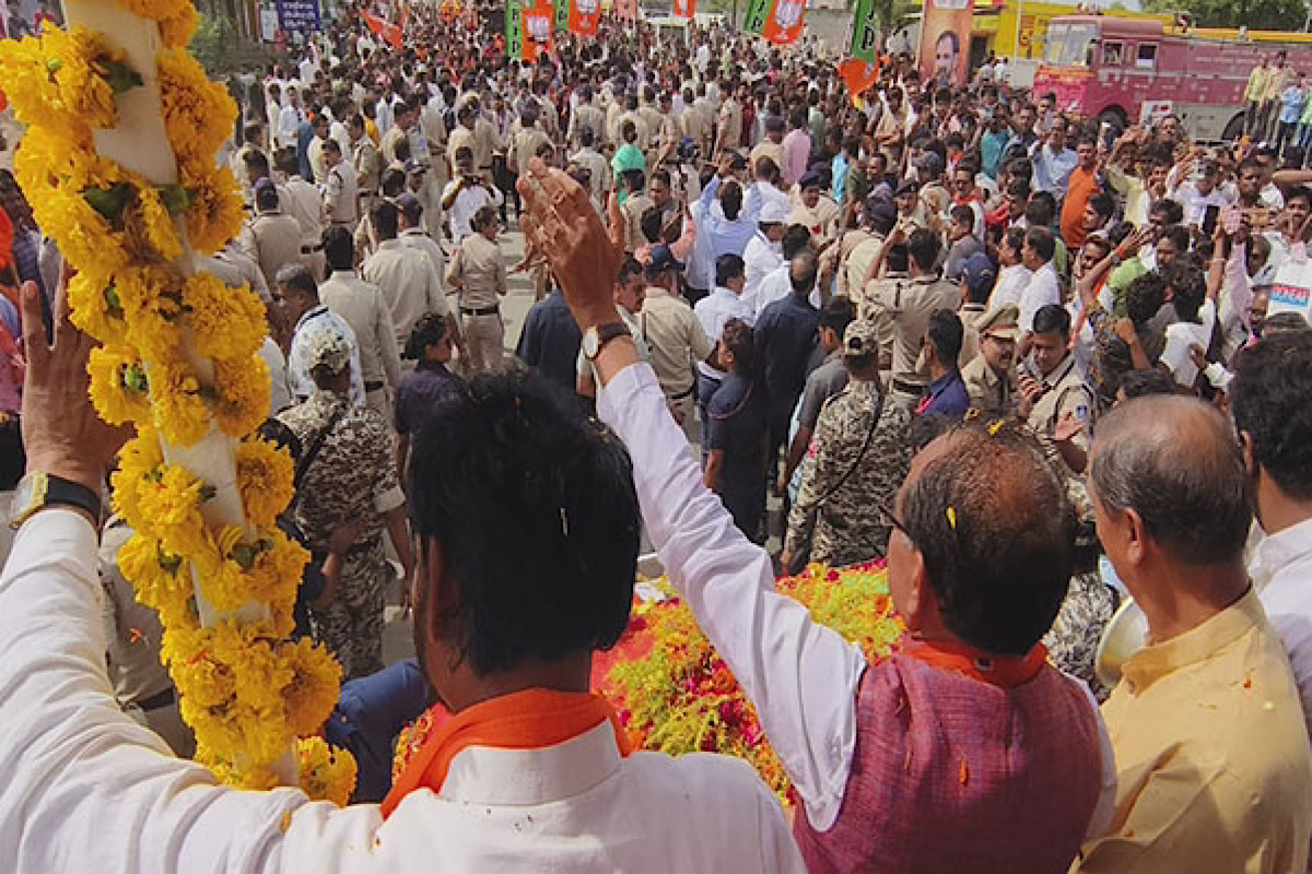 MP: Locals flock to CM’s roadshow in Neemuch, showers him with petals