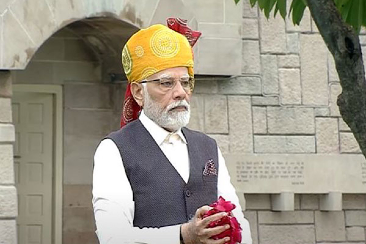PM Modi continues with flamboyant pagadi tradition on Independence Day, dons Bandhani print safa