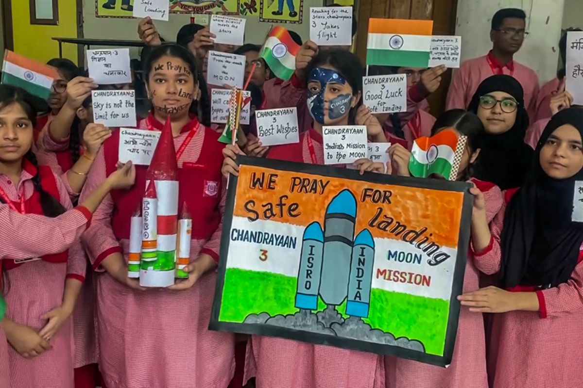 Children wish Chandrayaan-3 success through posters, paintings, human chains