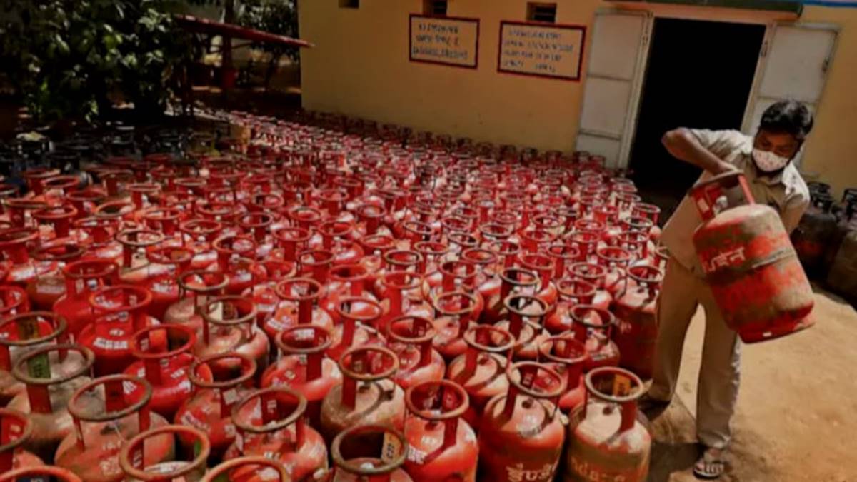 Commercial LPG prices reduced by ₹158 after domestic LPG price drop