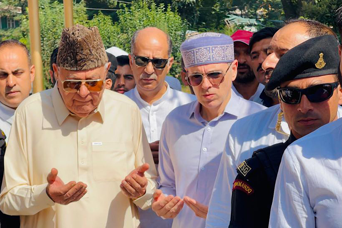 Farooq, Omar offer floral tributes to Sheikh Abdullah