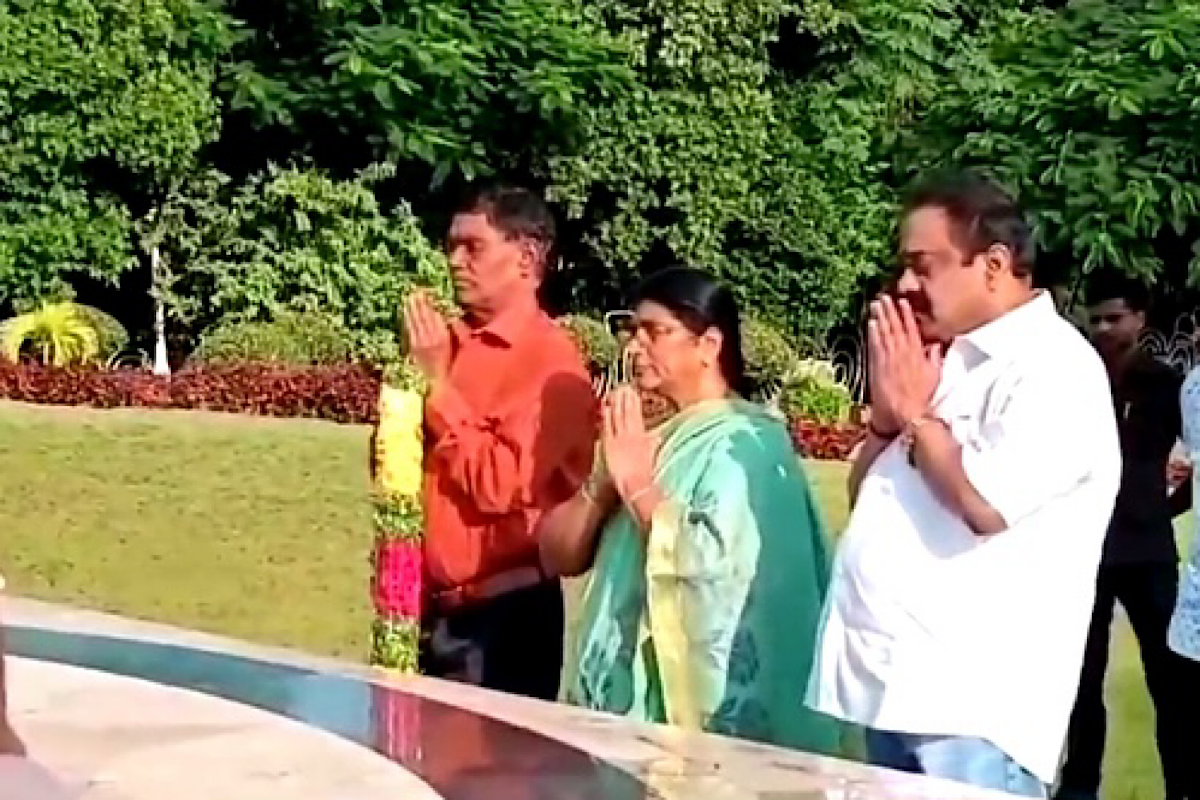 Lakshmi Parvathi visits NTR samadhi after Chandrababu Naidu sent to jail