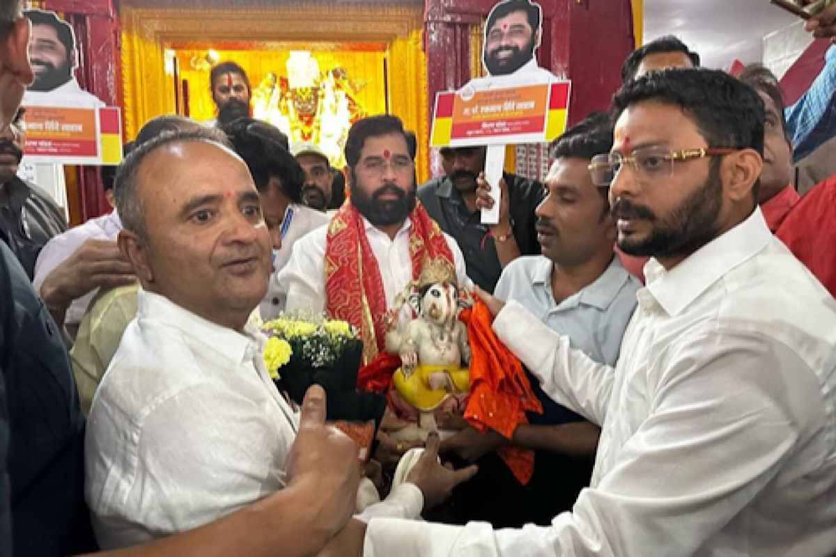 Maha CM prays at Ganeshotsav Mandal in J&K’s Srinagar, goes to Kargil