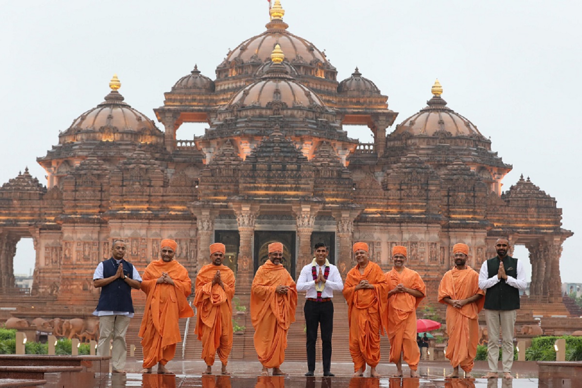 UK PM Rishi Sunak, wife Akshata visit Akshardham Temple in Delhi – Pics inside