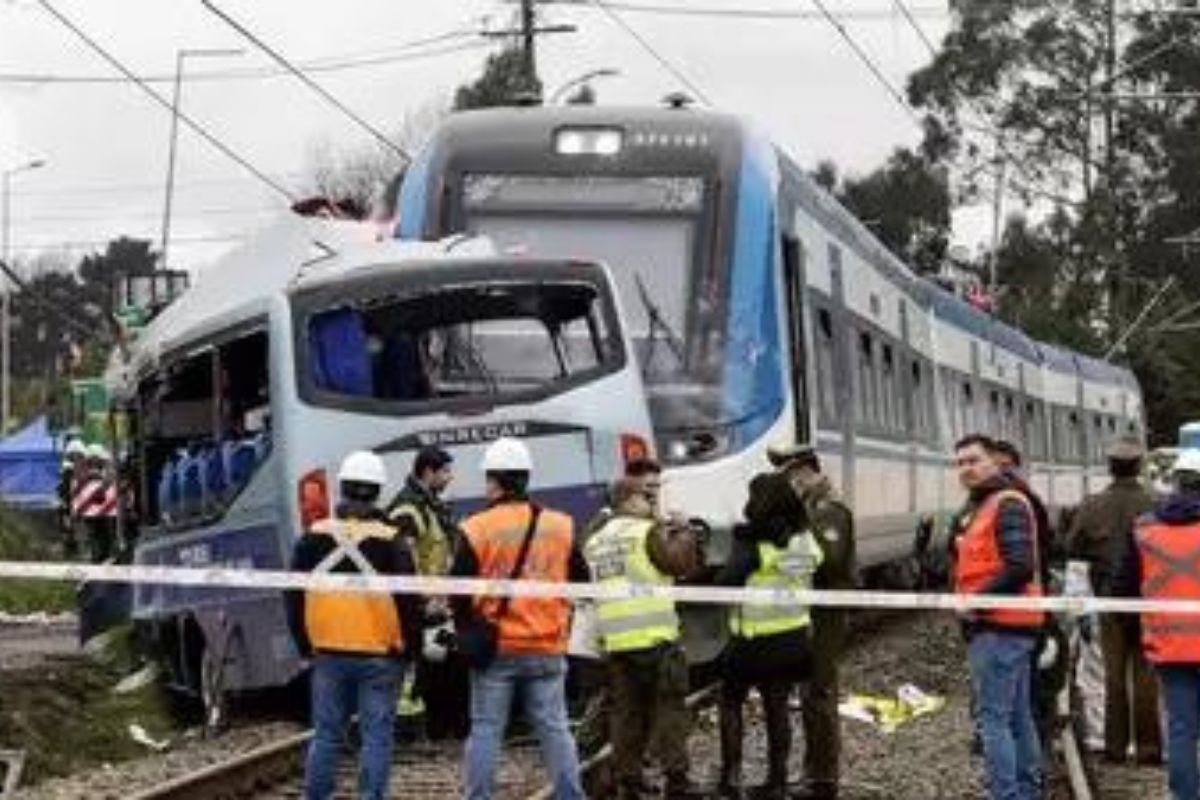 6 killed in Chile train-minibus collision
