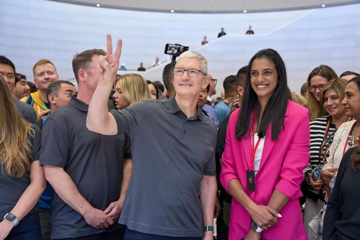 Apple event: PV Sindhu agrees to play badminton with Cook on his India visit