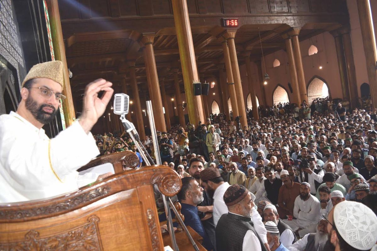 After 4-year detention, Mirwaiz arrives to a hero’s welcome at mosque