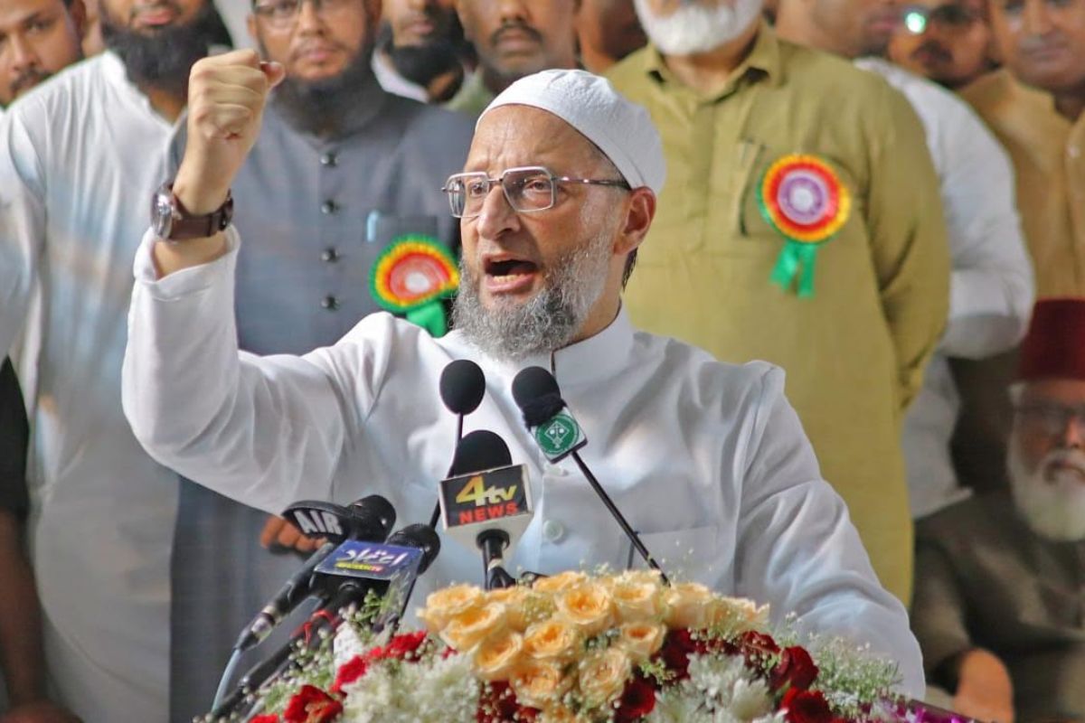 Owaisi asks Muslims to vote for BRS