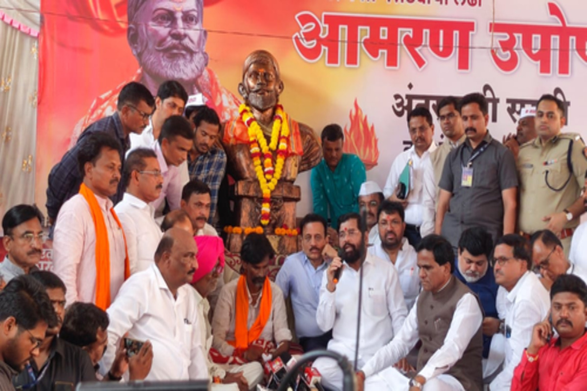 Maratha leader breaks 17-day fast, with a glass of juice from CM