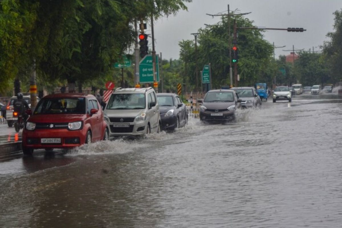 Heavy rains in UP put normal life in Lucknow out of gear