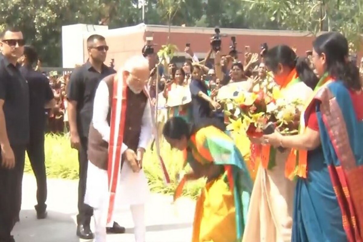 PM Modi stops BJP Mahila Morcha chief from touching his feet