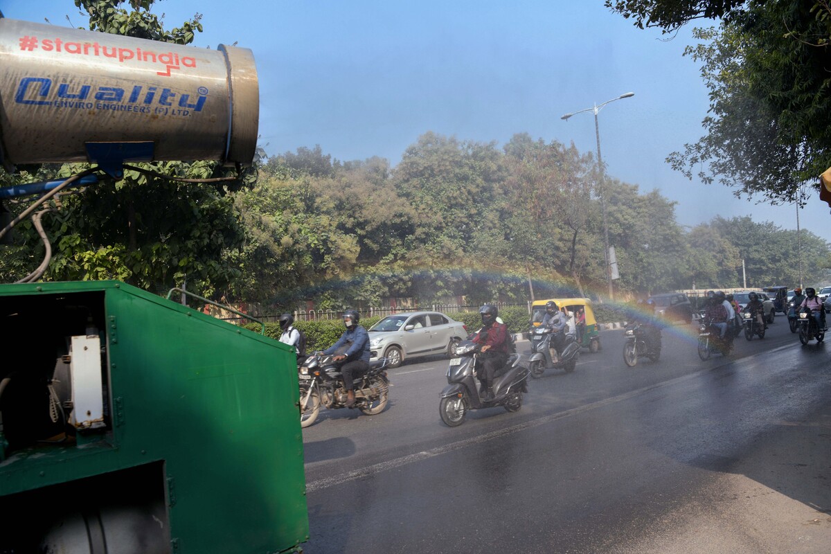 Delhi: Fire tenders start spraying water in hot spots to curb pollution