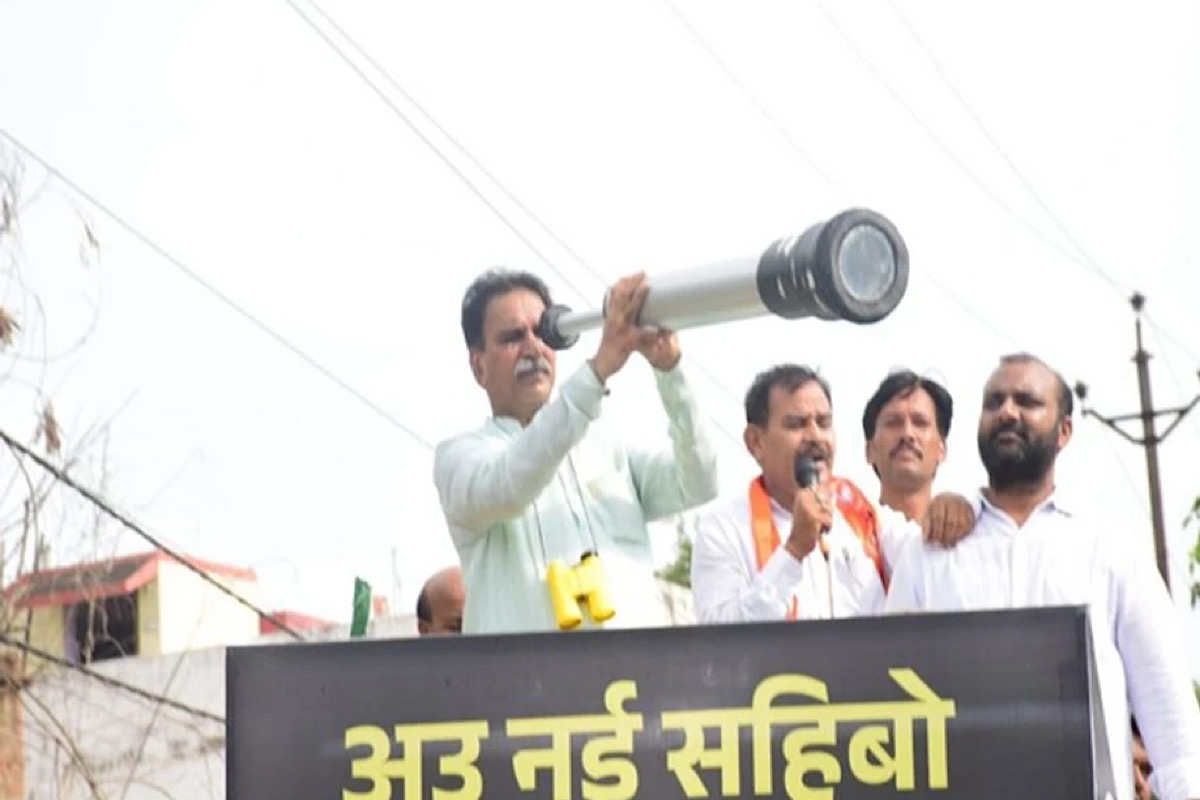 BJP takes out ‘Vikas Khojo Yatra’ carrying binoculars in Chhattisgarh