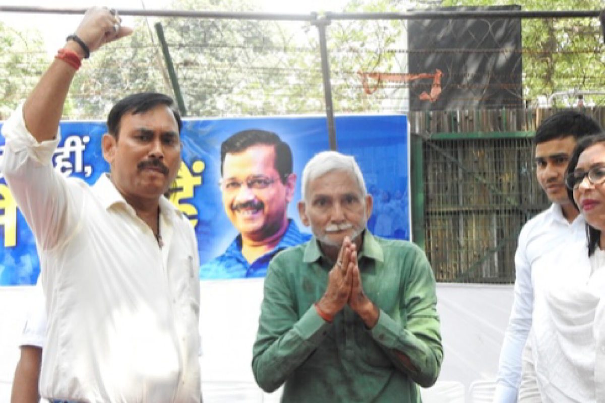 Sanjay Singh’s father joins protest on DDU Marg