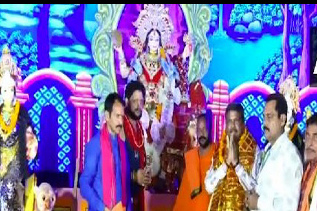 Odisha: Union Minister Dharmendra Pradhan goes pandal-hopping on Navami, offers prayers to goddess Durga