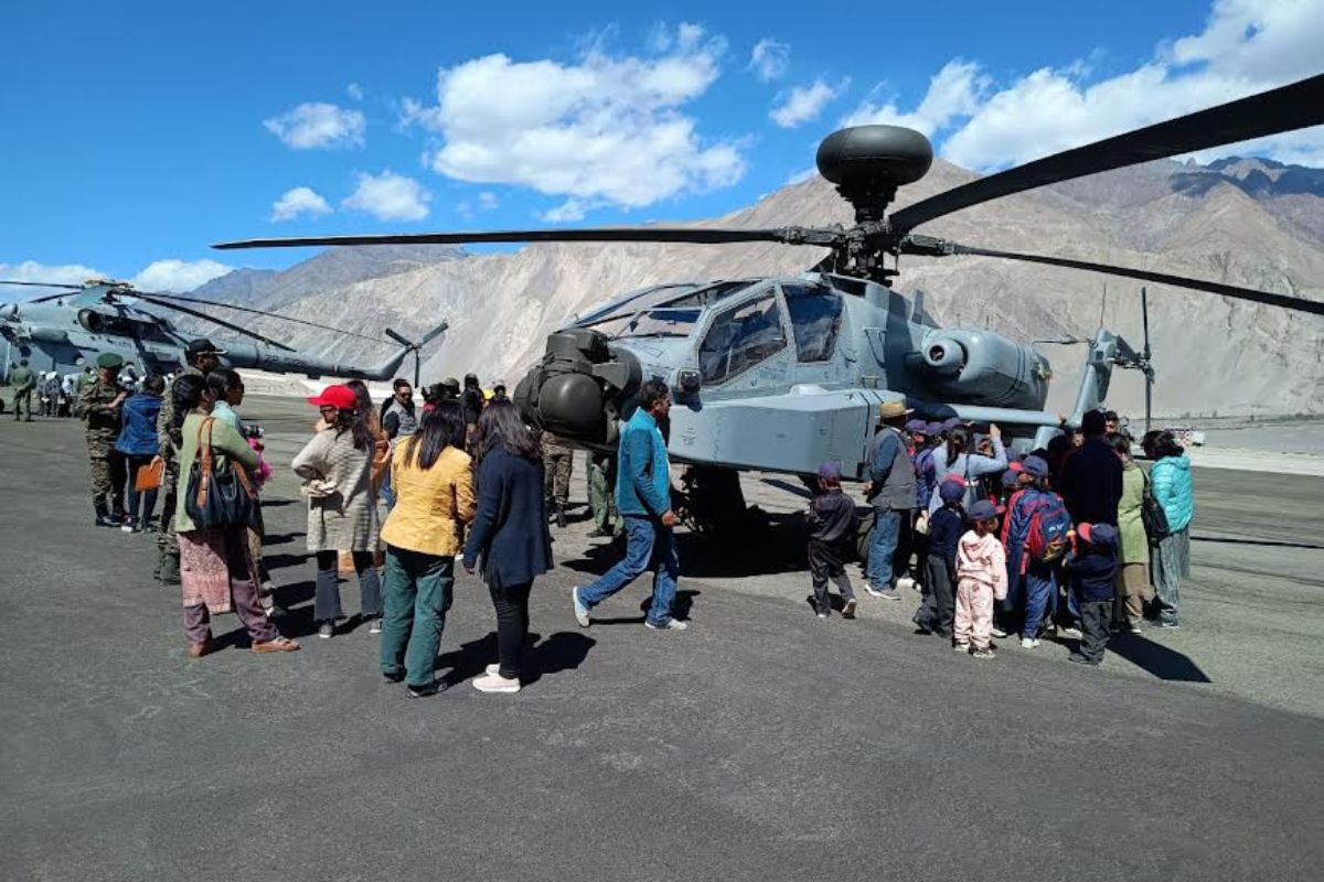 On its 91st anniversary, IAF displays modern helicopters in Ladakh