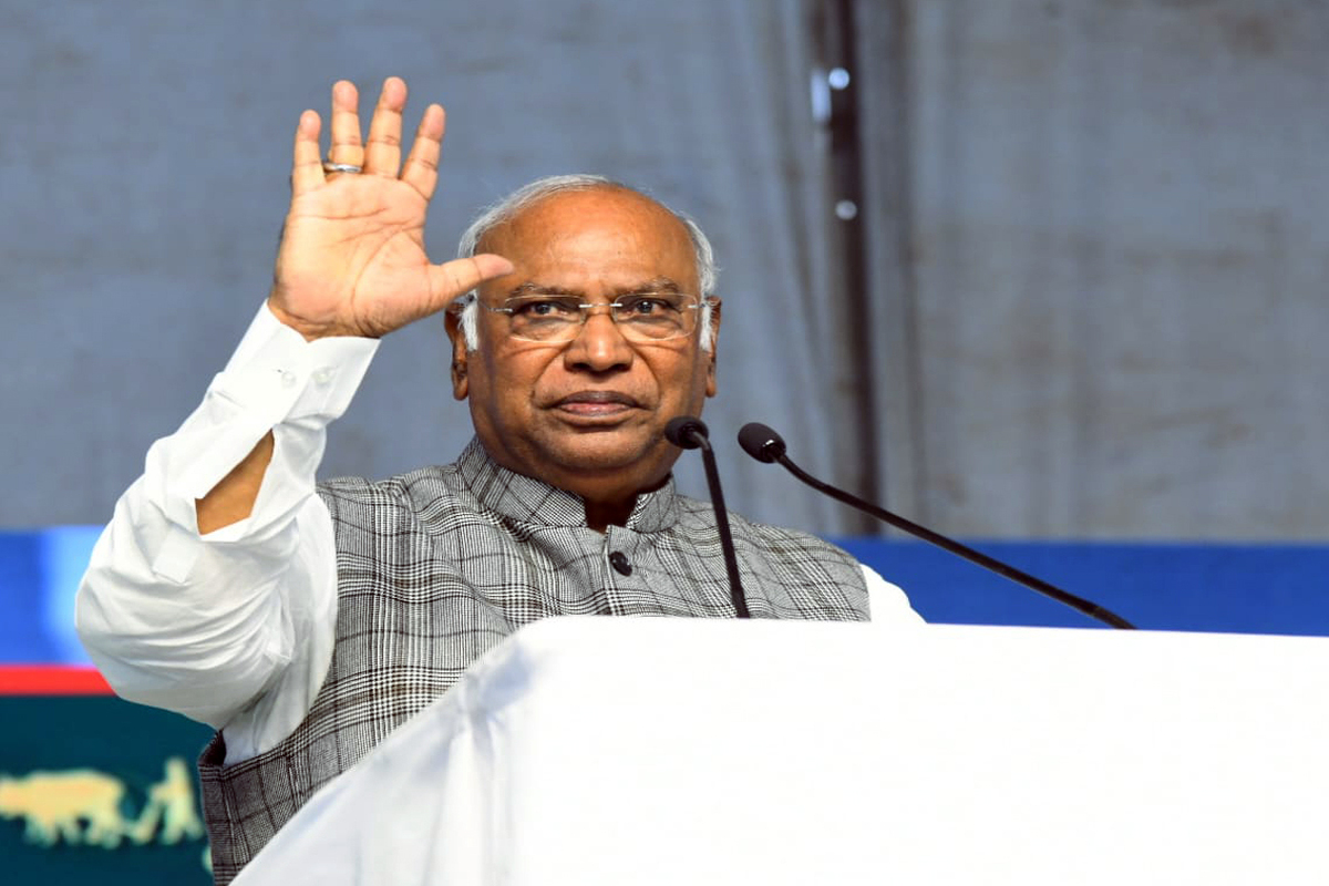 Modi only worked for 2-3 of his close friends in last 10 years: Kharge