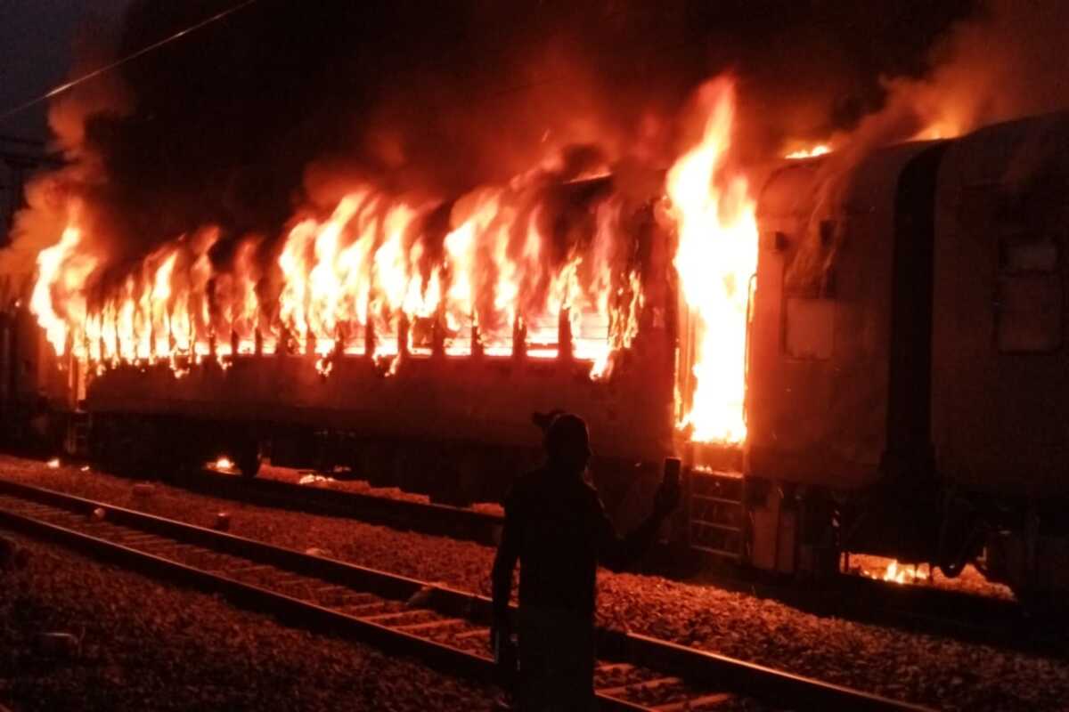 Fire breaks out in a running train in UP, many injured
