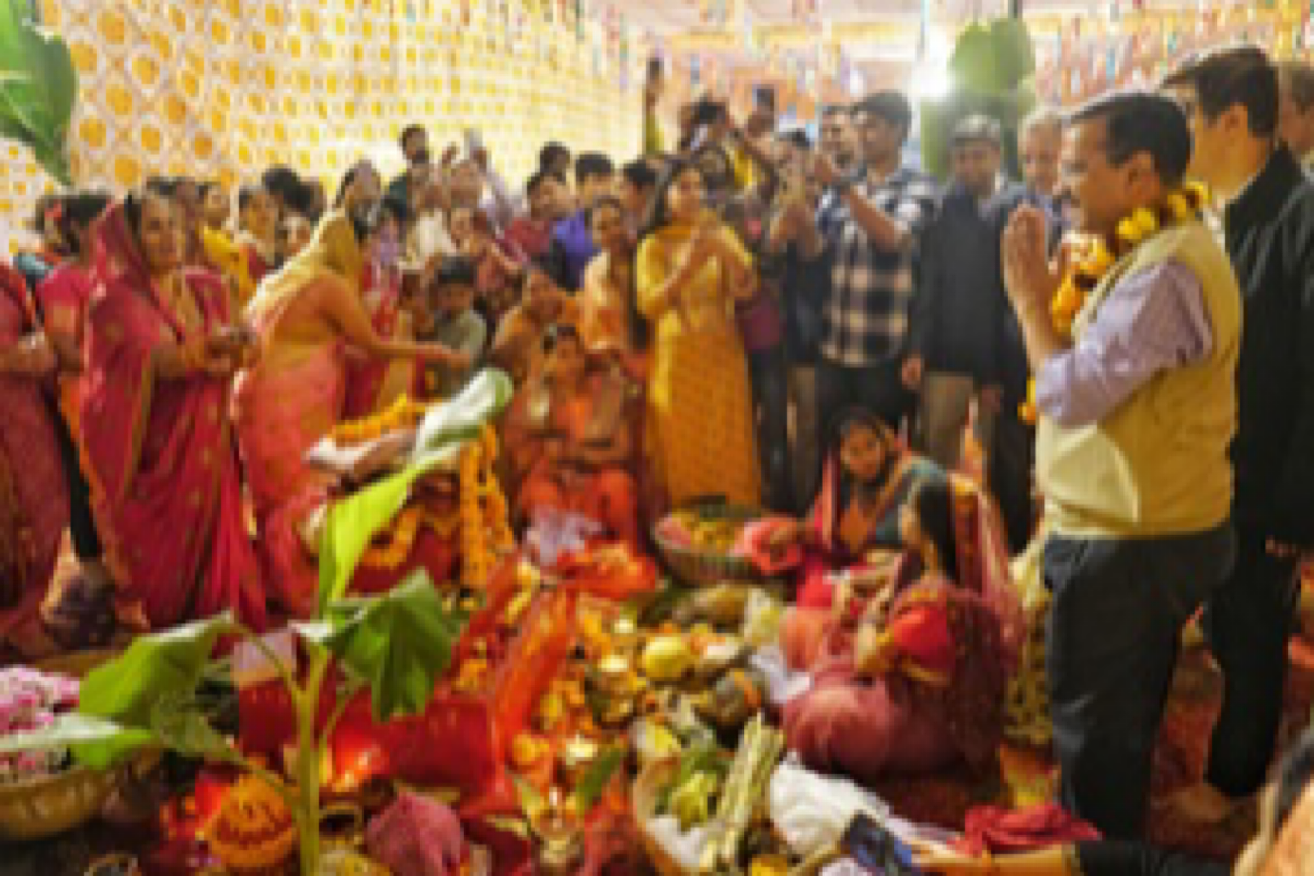 Delhi celebrates Chhath Puja, Kejriwal offer prayers