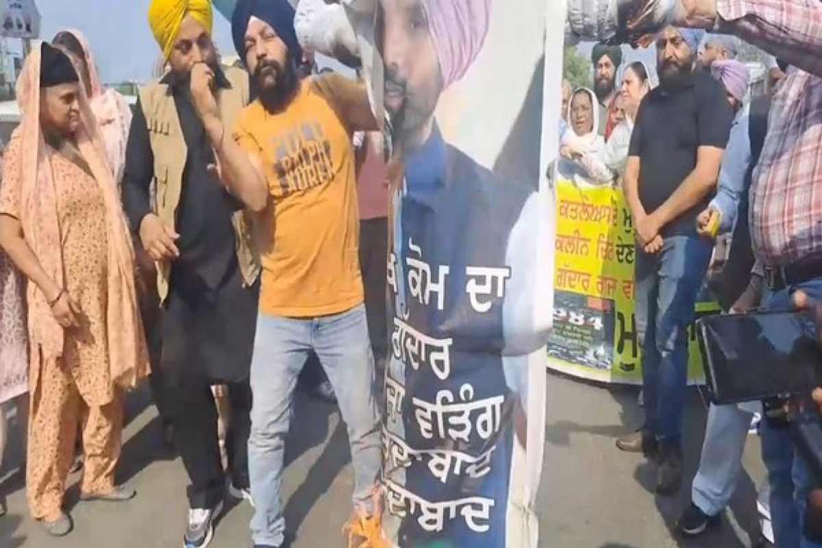 Punjab: Anti-Sikh riots victims burn effigy of Congress leader Kamal Nath in Ludhiana