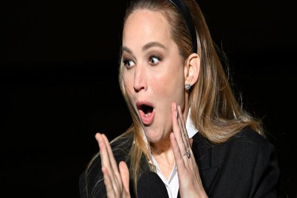 Jennifer Lawrence Handles Wardrobe Malfunction with Poise