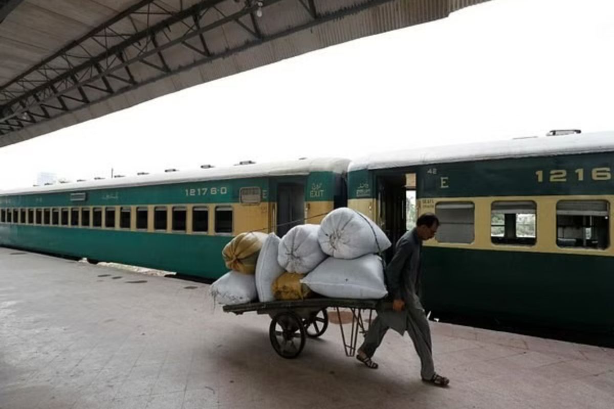 Heavy rainfall in Chagai leads to suspension of train services between Pakistan and Iran