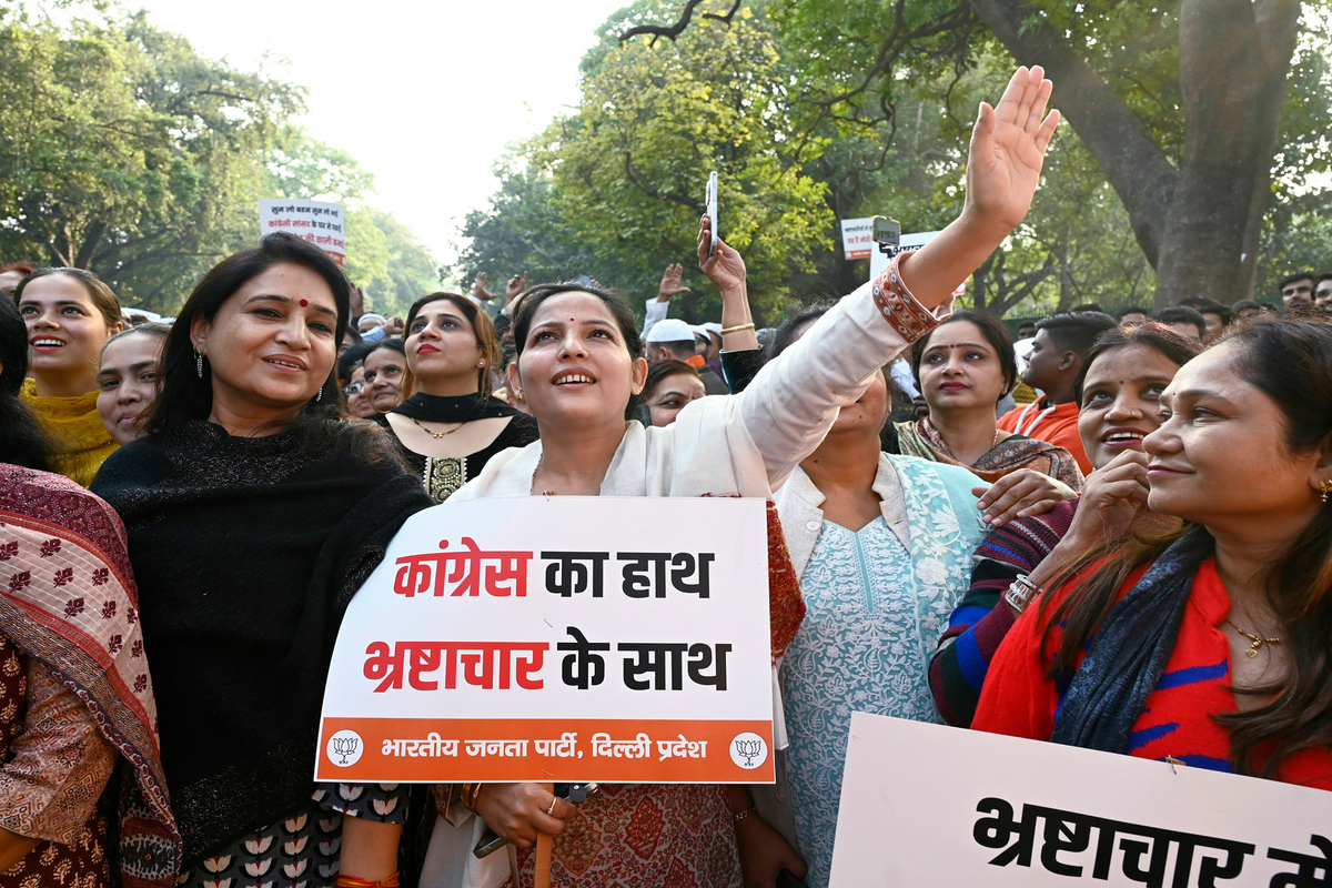 Delhi BJP stages protest in front of Cong office