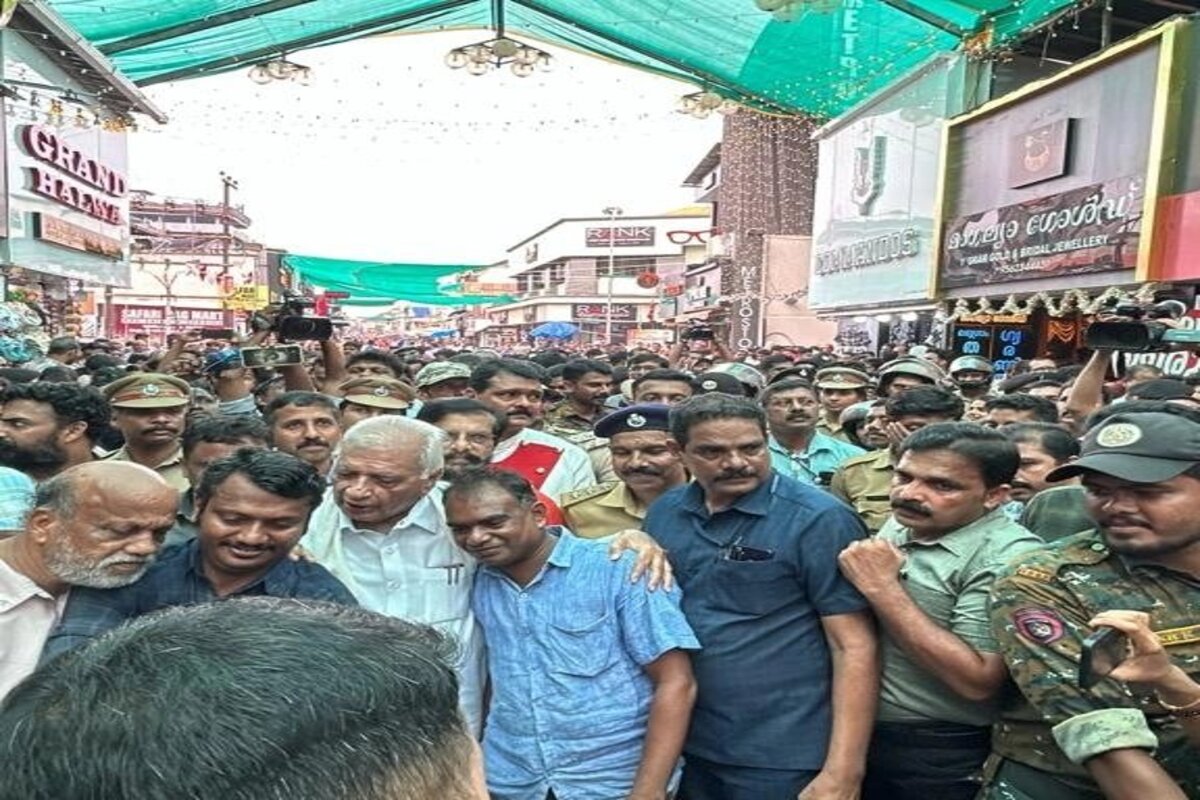 Governor walks through Kozhikode city