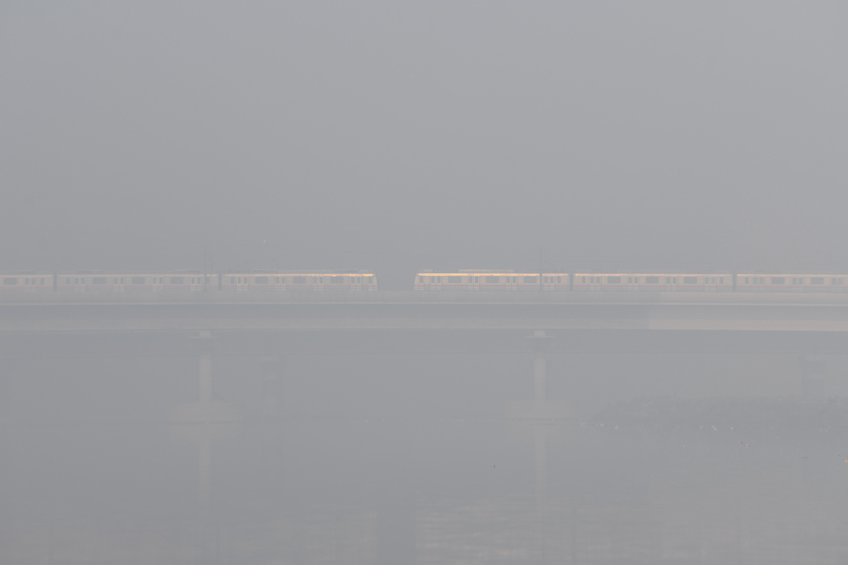 Dense fog covers Delhi-NCR; several flights delayed due to low visibility