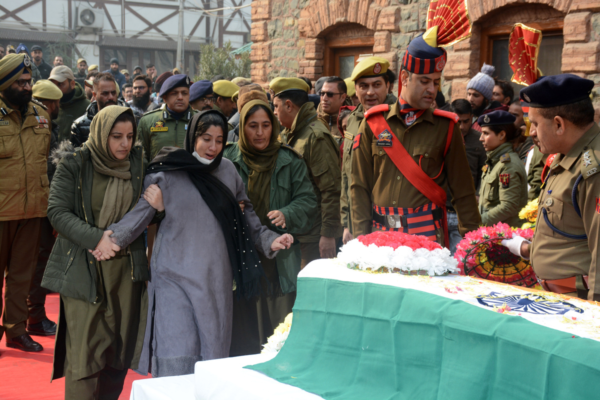 Hundreds attend last rites of slain police officer in Srinagar