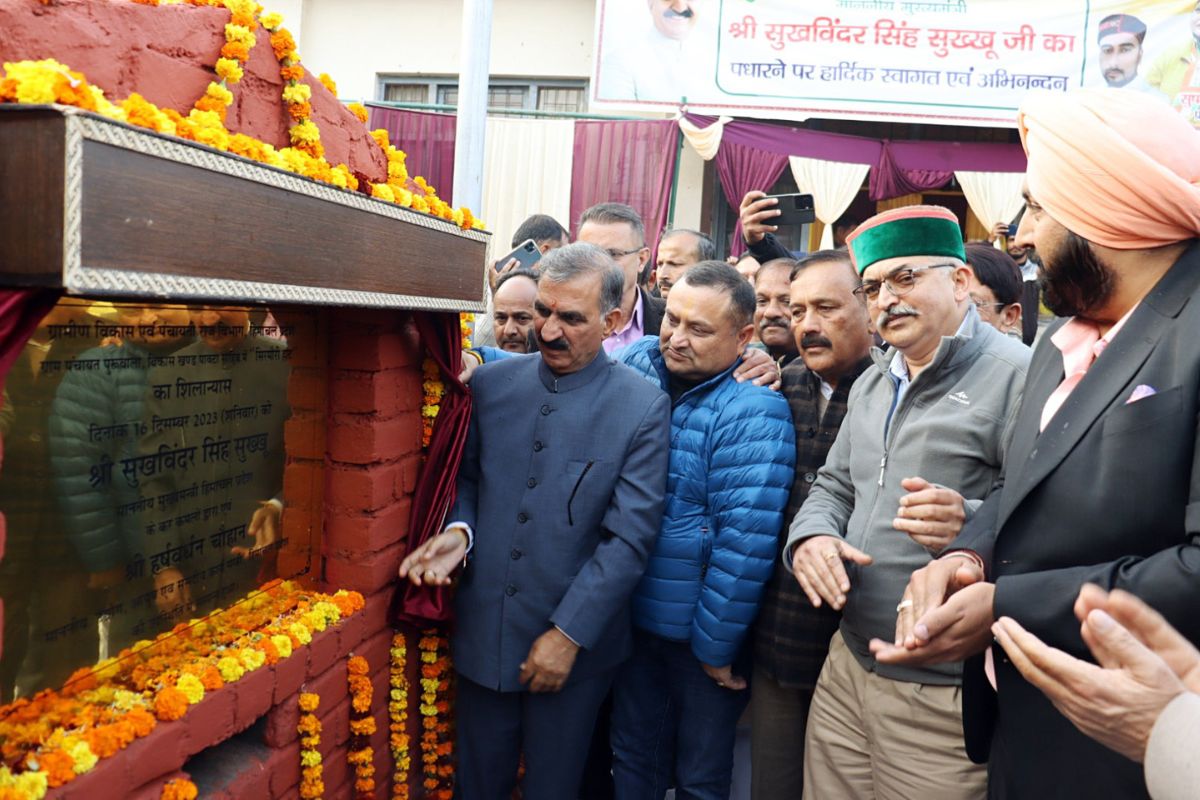 Himachal CM lays foundation of ‘Sirmauri Haat’