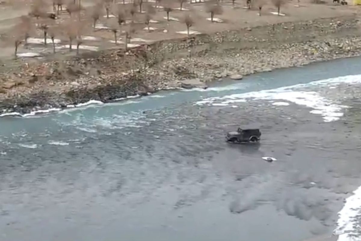 Video: Tourist drives Mahindra Thar through river to avoid Himachal traffic jam; challaned
