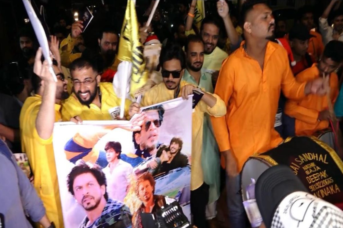 SRK fans kick off Dunki release with dhol and fireworks