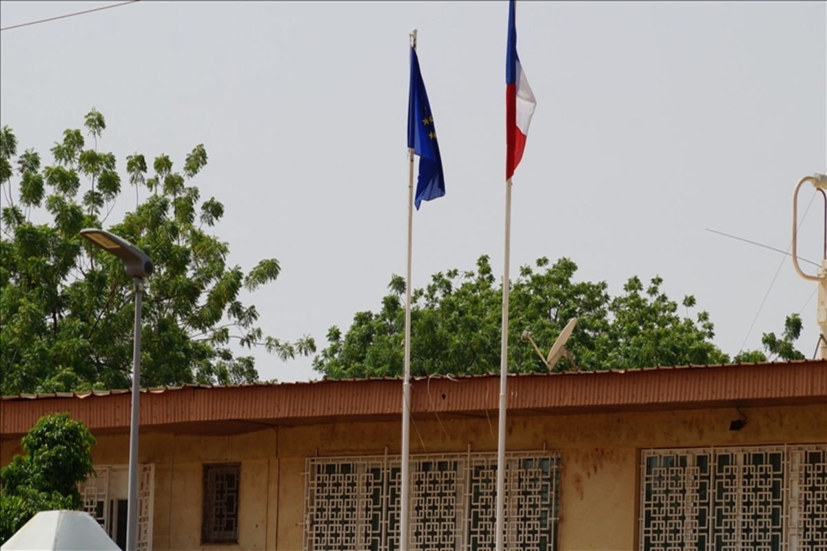 France decides to close embassy in Niger