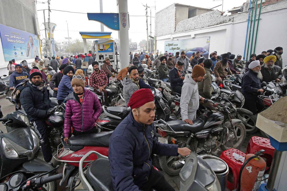 Truckers’ strike result in long queues at dried-up petrol pumps in Punjab