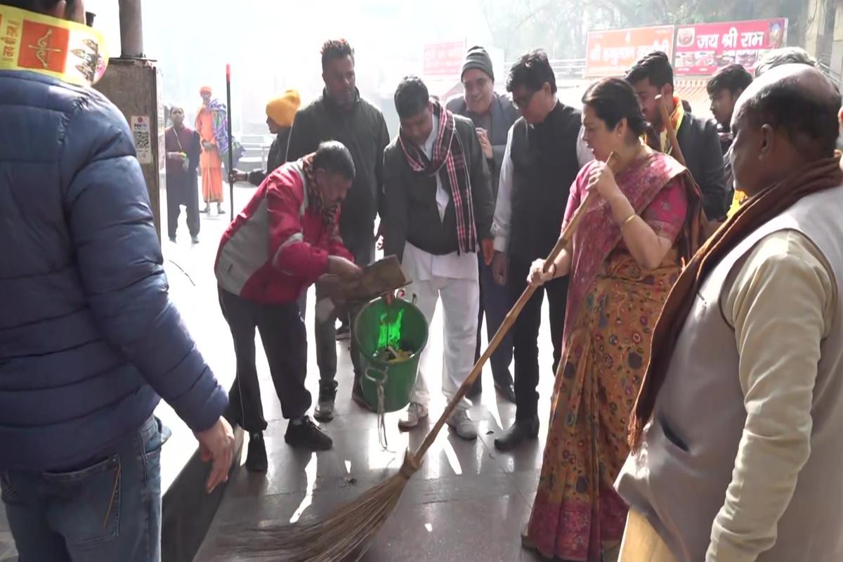 Meenakshi Lekhi takes part in cleanliness drive at Hanuman Temple