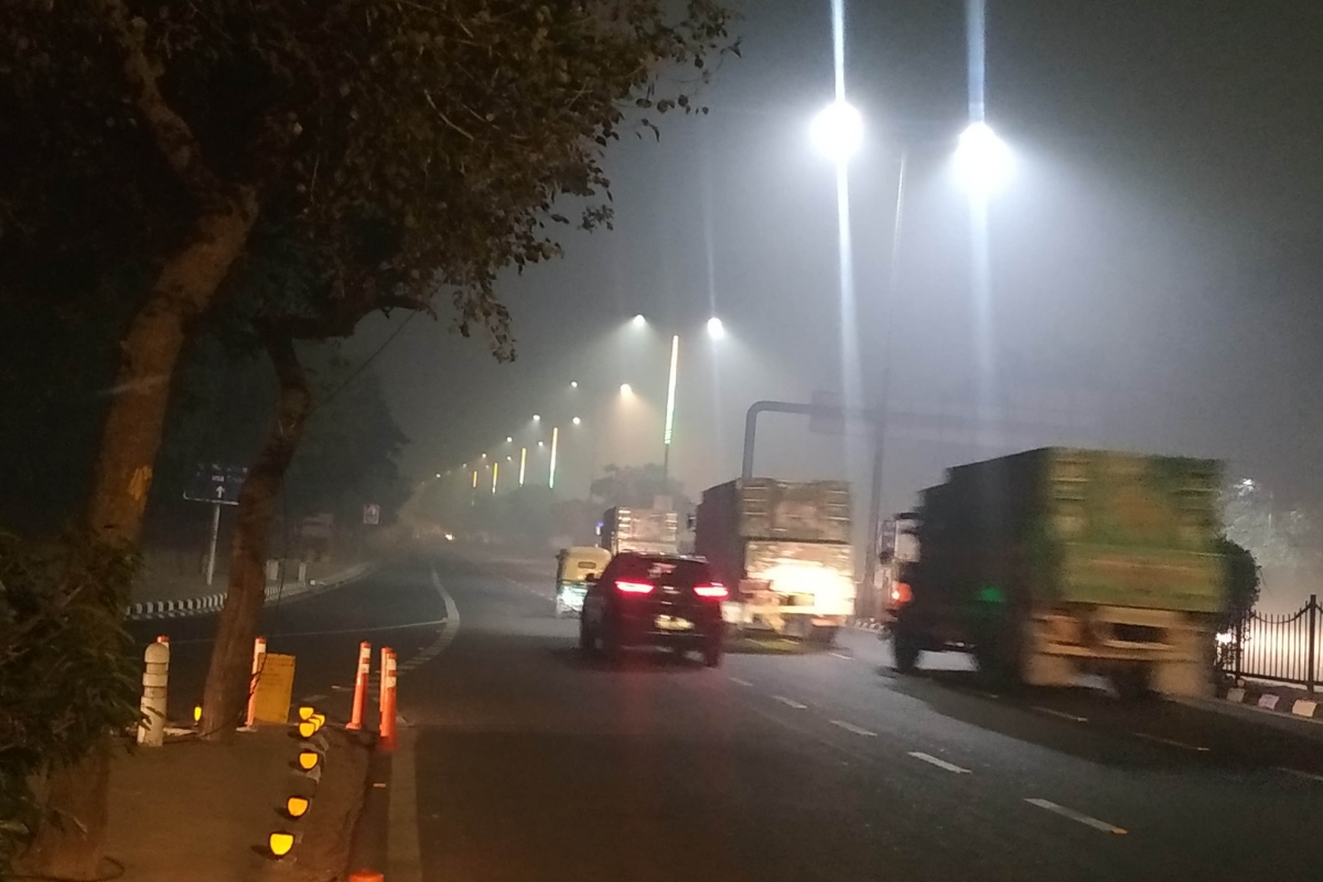 Piercing cold, dense fog, Delhi shivers at 3.5 °C