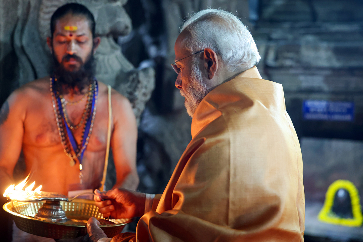 PM Modi offers prayers at Veerabhadra temple in Andhra Pradesh