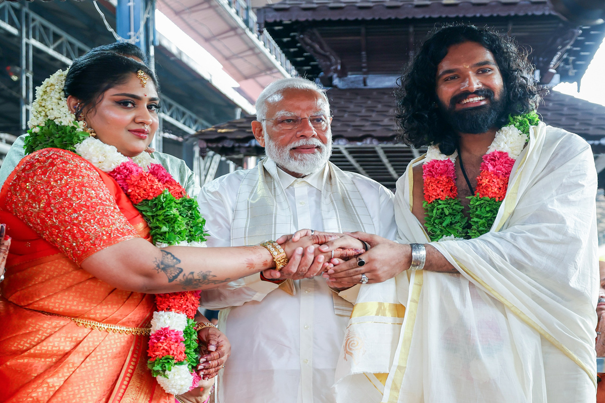 PM attends wedding of Suresh Gopi’s daughter, blesses 20 other couples