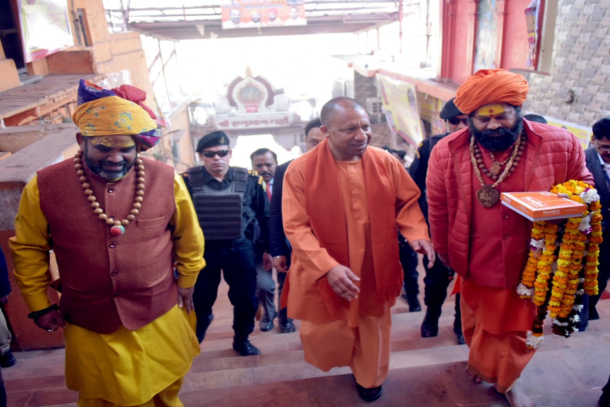 CM Yogi offers prayers at Ayodhya Temple & Hanuman Garhi, seeks feedback from pilgrims